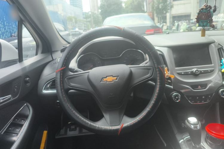 Used Chevrolet Cruze 2017 1.5L Automatic Pioneer Sunroof Edition Steering Wheel