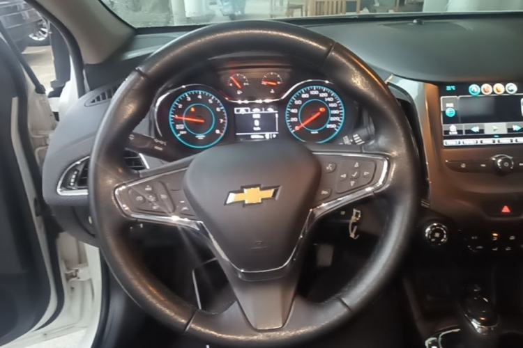 Used Chevrolet Cruze 2017 1.5L Automatic Pioneer Sunroof Edition Steering Wheel