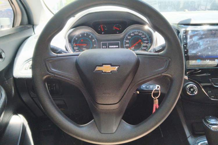 Used Chevrolet Cruze 2017 1.5L Automatic Pioneer Sunroof Edition Steering Wheel
