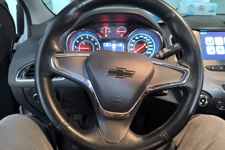 Used Chevrolet Cruze 2017 1.5L Automatic Pioneer Sunroof Edition Steering Wheel