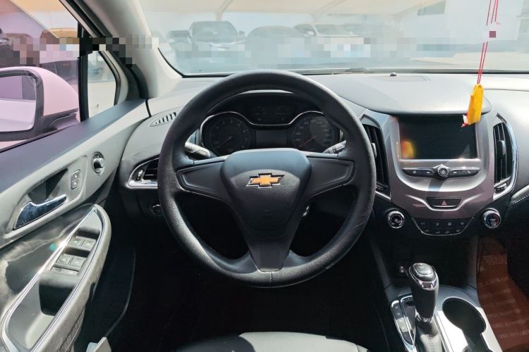 Used Chevrolet Cruze 2017 1.5L Automatic Pioneer Sunroof Edition Steering Wheel