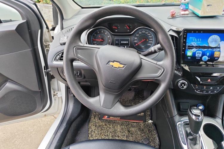 Used Chevrolet Cruze 2017 1.5L Automatic Pioneer Sunroof Edition Steering Wheel