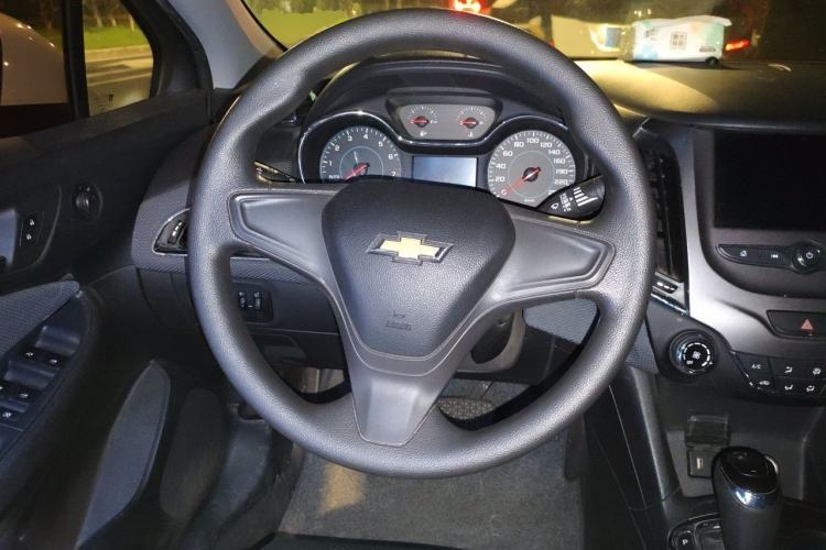 Used Chevrolet Cruze 2017 1.5L Automatic Pioneer Sunroof Edition Steering Wheel