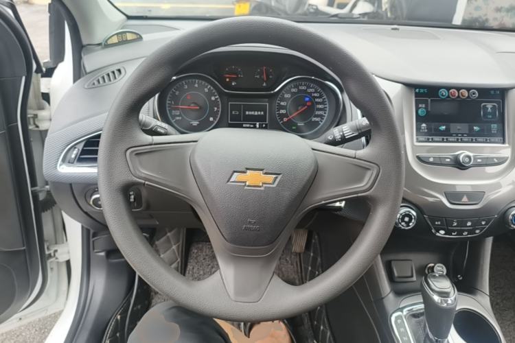 Used Chevrolet Cruze 2017 1.5L Automatic Pioneer Sunroof Edition Steering Wheel