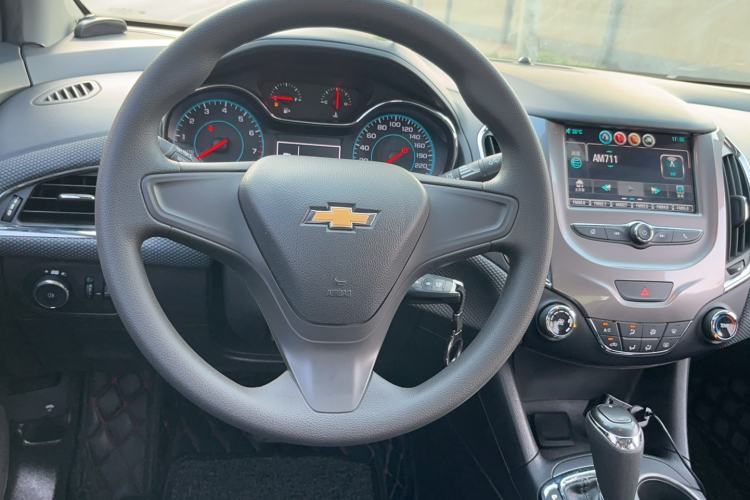 Used Chevrolet Cruze 2017 1.5L Automatic Pioneer Sunroof Edition Steering Wheel