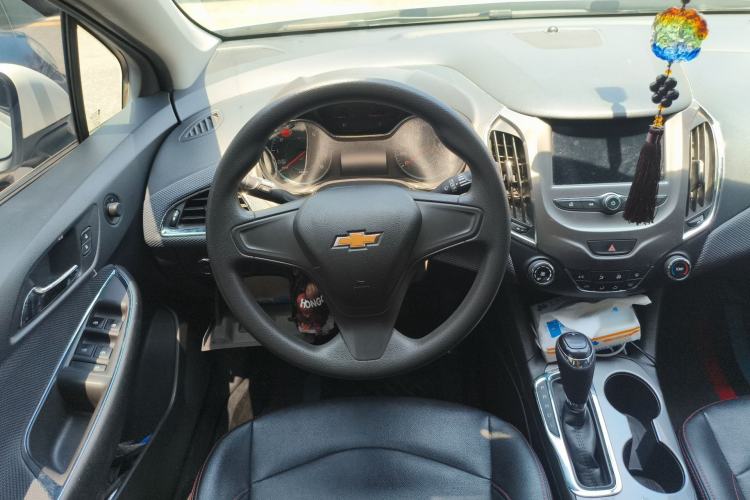 Used Chevrolet Cruze 2017 1.5L Automatic Pioneer Sunroof Edition Steering Wheel