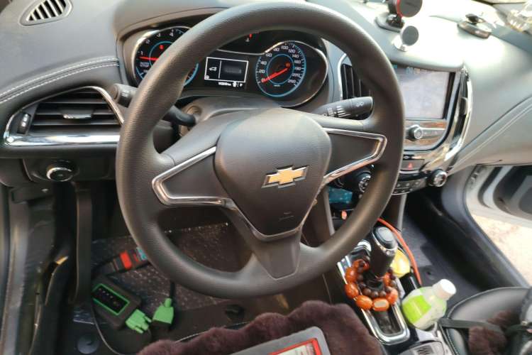 Used Chevrolet Cruze 2017 1.5L Automatic Pioneer Sunroof Edition Steering Wheel