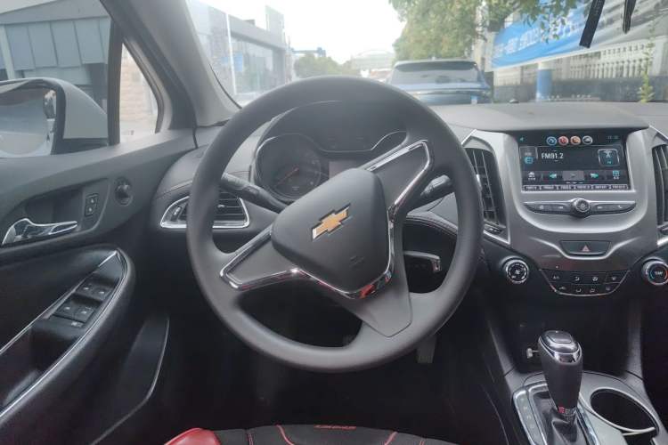 Used Chevrolet Cruze 2017 1.5L Automatic Pioneer Sunroof Edition Steering Wheel