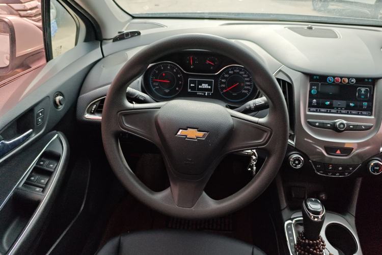 Used Chevrolet Cruze 2017 1.5L Automatic Pioneer Sunroof Edition Steering Wheel