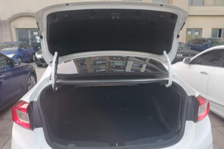 Used Chevrolet Cruze 2017 1.5L Automatic Pioneer Sunroof Edition Trunk