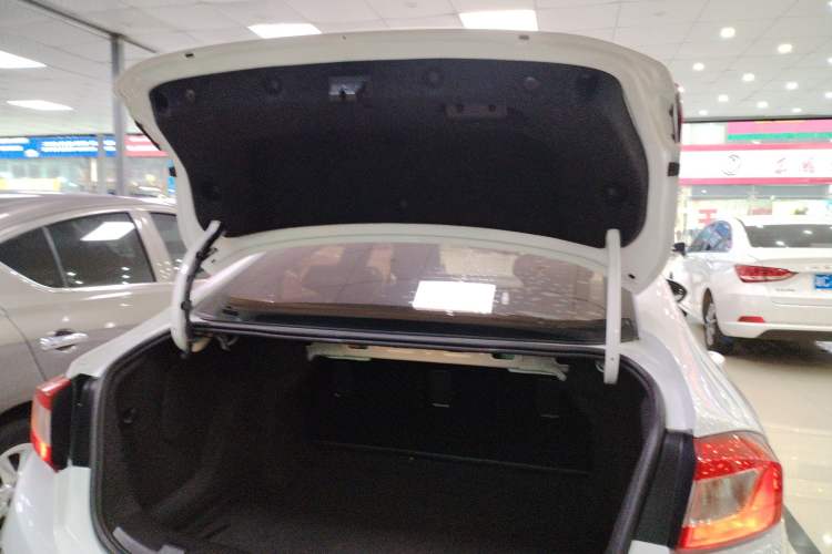 Used Chevrolet Cruze 2017 1.5L Automatic Pioneer Sunroof Edition Trunk