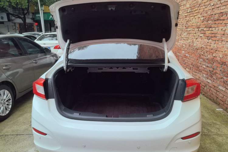 Used Chevrolet Cruze 2017 1.5L Automatic Pioneer Sunroof Edition Trunk