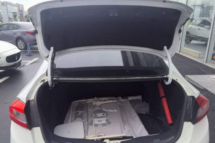Used Chevrolet Cruze 2017 1.5L Automatic Pioneer Sunroof Edition Trunk