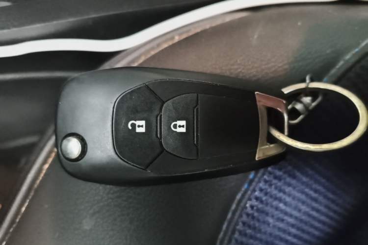 Used Chevrolet Cruze 2017 1.5L Hatchback Automatic Pioneer Sunroof Edition Vehicle Key