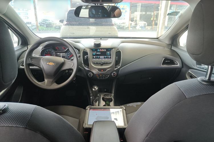 Used Chevrolet Cruze 2018 320 Automatic Pioneer Sunroof Edition Center Console