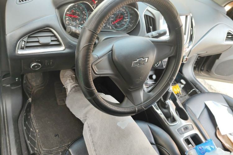Used Chevrolet Cruze 2018 Redline 320 Automatic Pioneer Edition Center Console