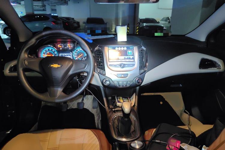 Used Chevrolet Cruze 2018 Revised Version 320 Manual Pioneer Edition Center Console