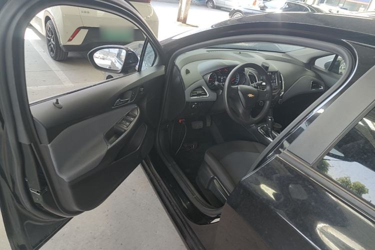 Used Chevrolet Cruze 2018 320 Automatic Pioneer Sunroof Edition Driver Seat