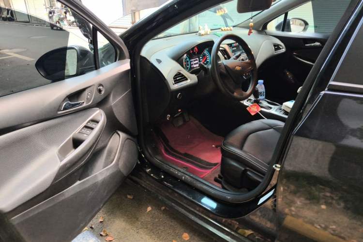 Used Chevrolet Cruze 2018 320 Automatic Pioneer Sunroof Edition Driver Seat