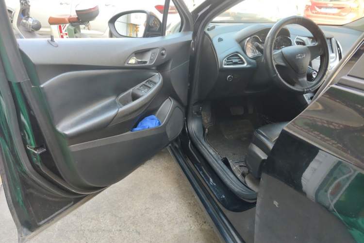 Used Chevrolet Cruze 2018 Redline 320 Automatic Pioneer Edition Driver Seat