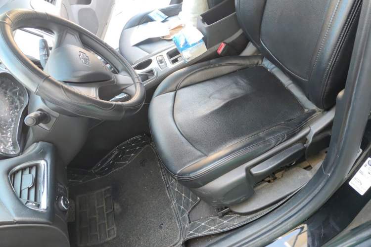 Used Chevrolet Cruze 2018 Redline 320 Automatic Pioneer Edition Left Front Seat