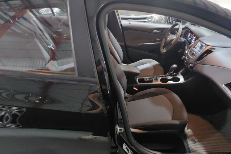 Used Chevrolet Cruze 2018 320 Automatic Pioneer Sunroof Edition Right Front Seat