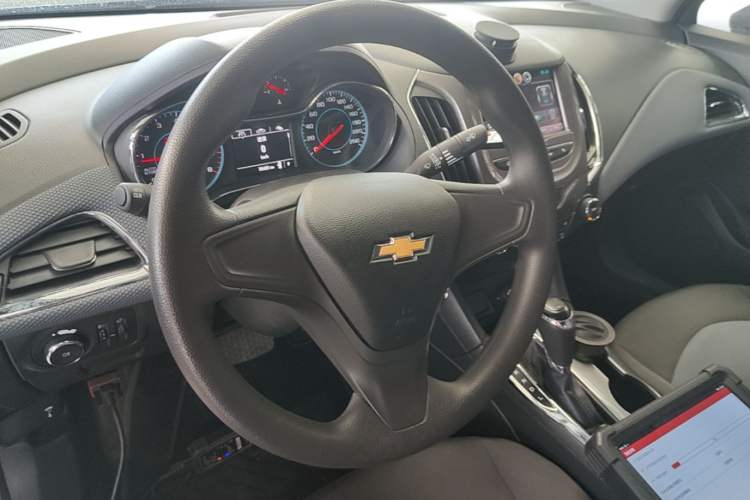 Used Chevrolet Cruze 2018 320 Automatic Pioneer Sunroof Edition Steering Wheel