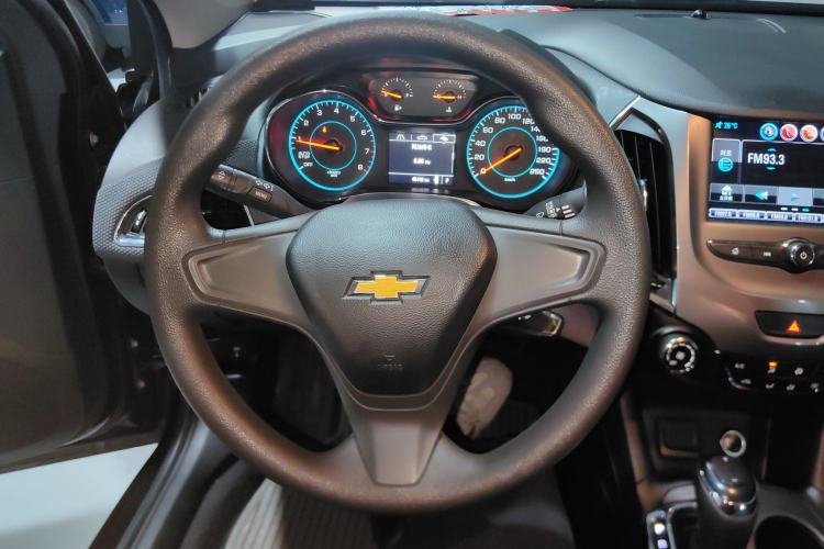 Used Chevrolet Cruze 2018 320 Automatic Pioneer Sunroof Edition Steering Wheel
