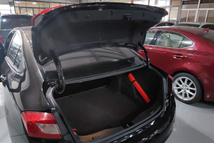 Used Chevrolet Cruze 2018 320 Automatic Pioneer Sunroof Edition Trunk