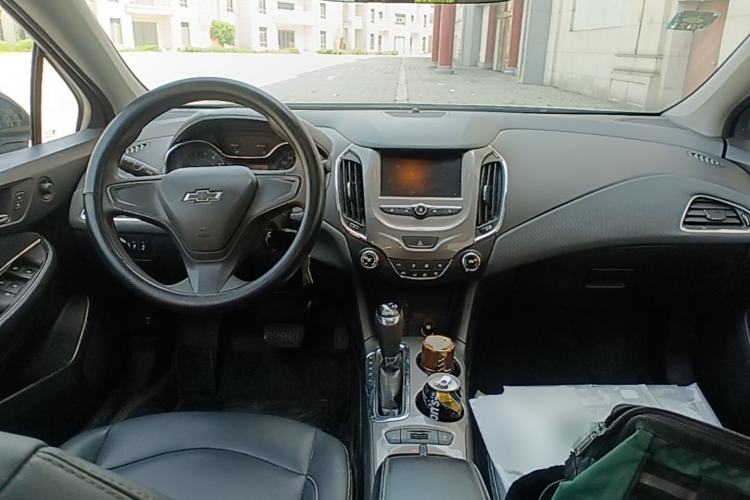 Used Chevrolet Cruze 2018 Redline 320 Automatic Pioneer Edition Center Console