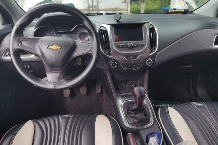 Used Chevrolet Cruze 2018 320 Manual Pioneer Edition Center Console
