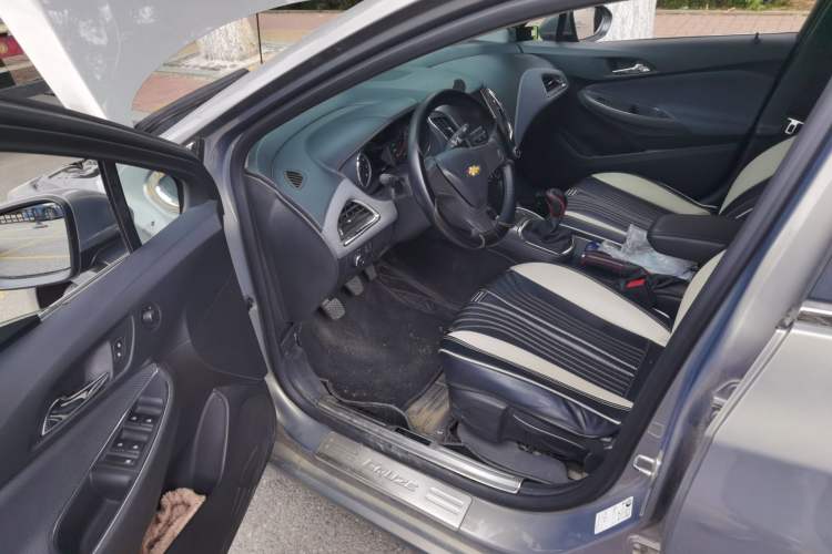 Used Chevrolet Cruze 2018 320 Manual Pioneer Edition Driver Seat