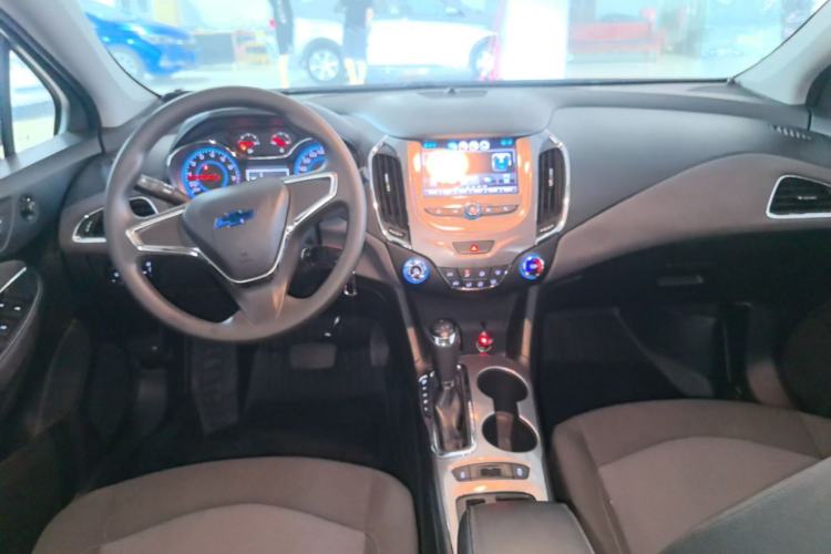 Used Chevrolet Cruze 2018 320 Automatic Pioneer Sunroof Edition Center Console
