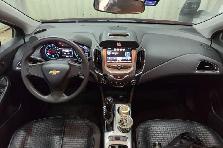 Used Chevrolet Cruze 2018 320 Automatic Pioneer Sunroof Edition Center Console
