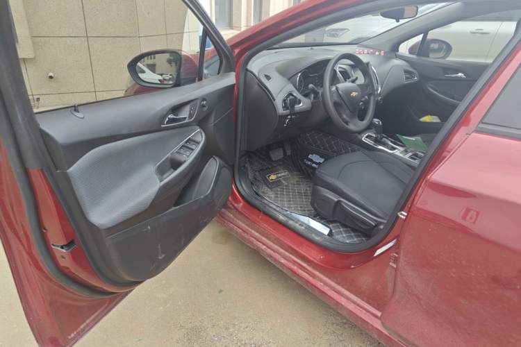 Used Chevrolet Cruze 2018 320 Automatic Pioneer Sunroof Edition Driver Seat