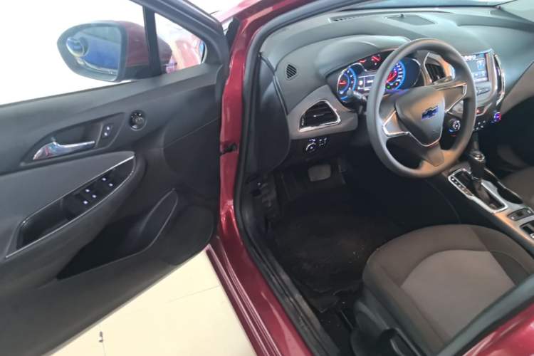 Used Chevrolet Cruze 2018 320 Automatic Pioneer Sunroof Edition Driver Seat