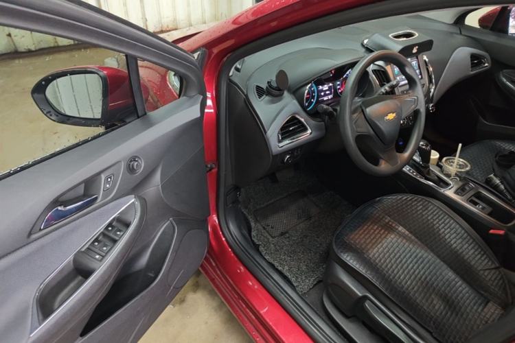 Used Chevrolet Cruze 2018 320 Automatic Pioneer Sunroof Edition Driver Seat