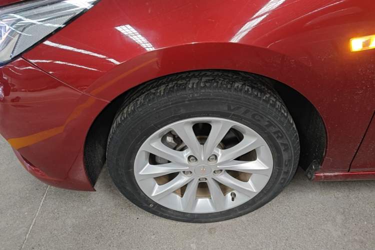 Used Chevrolet Cruze 2018 320 Automatic Pioneer Sunroof Edition Left Front Wheel Hub