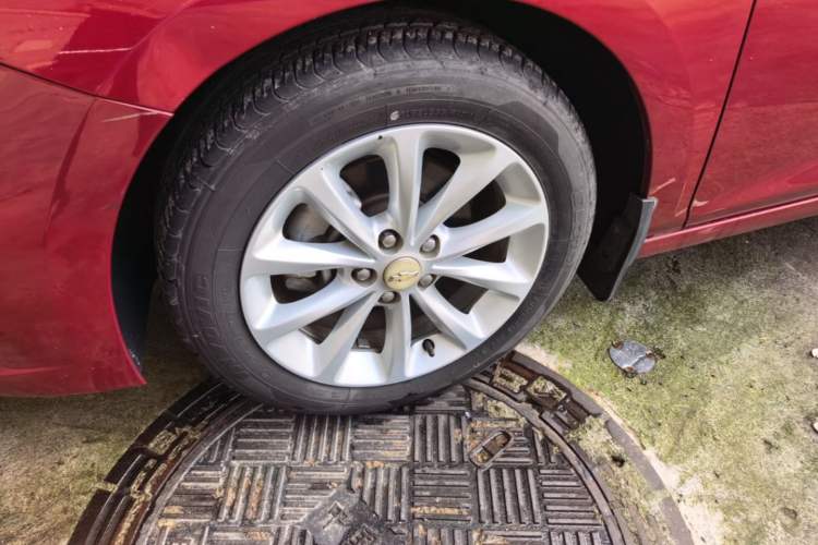 Used Chevrolet Cruze 2018 320 Automatic Pioneer Sunroof Edition Left Front Wheel Hub