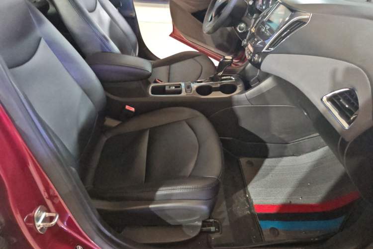 Used Chevrolet Cruze 2018 320 Automatic Pioneer Sunroof Edition Right Front Seat