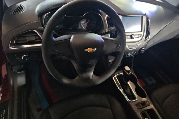 Used Chevrolet Cruze 2018 320 Automatic Pioneer Sunroof Edition Steering Wheel