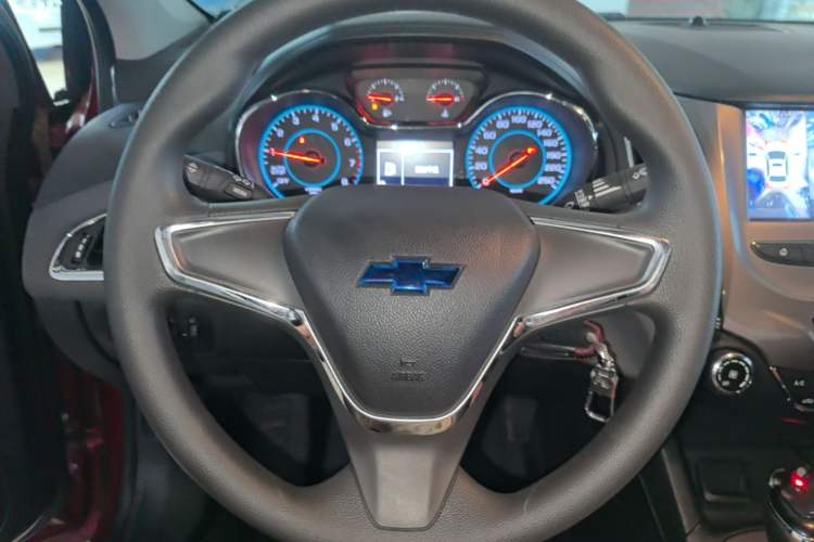 Used Chevrolet Cruze 2018 320 Automatic Pioneer Sunroof Edition Steering Wheel