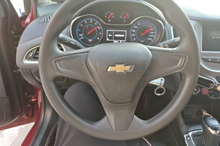 Used Chevrolet Cruze 2018 320 Automatic Pioneer Sunroof Edition Steering Wheel