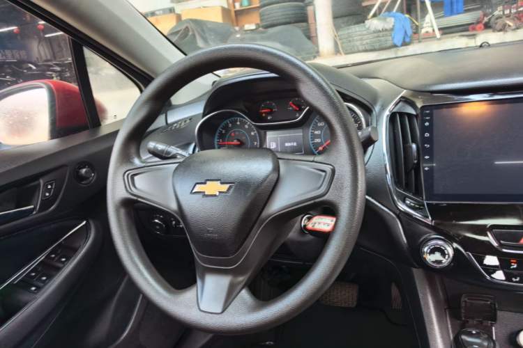 Used Chevrolet Cruze 2018 320 Automatic Pioneer Sunroof Edition Steering Wheel