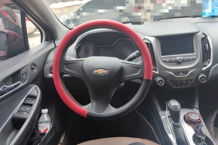 Used Chevrolet Cruze 2018 Hatchback 320 Automatic Pioneer Sunroof Edition Steering Wheel