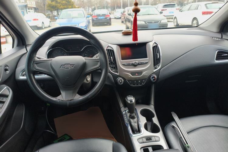 Used Chevrolet Cruze 2018 Redline 320 Automatic Pioneer Edition Center Console