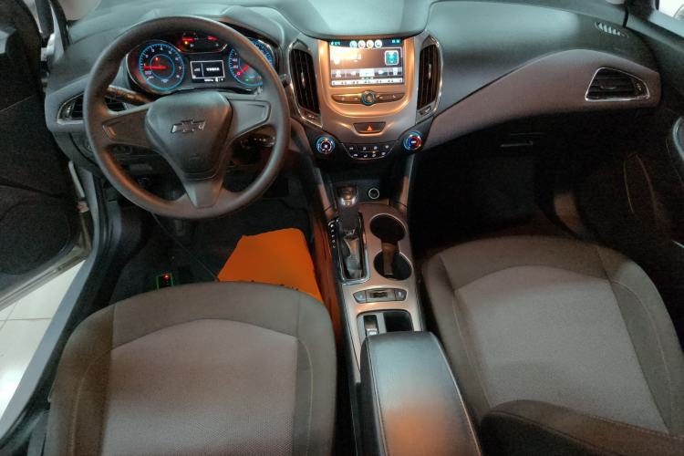 Used Chevrolet Cruze 2018 Redline 320 Automatic Pioneer Edition Center Console