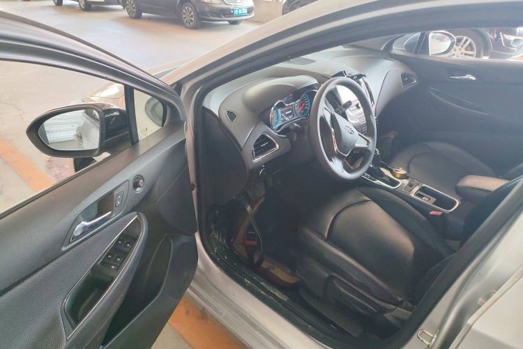 Used Chevrolet Cruze 2018 Redline 320 Automatic Pioneer Edition Driver Seat