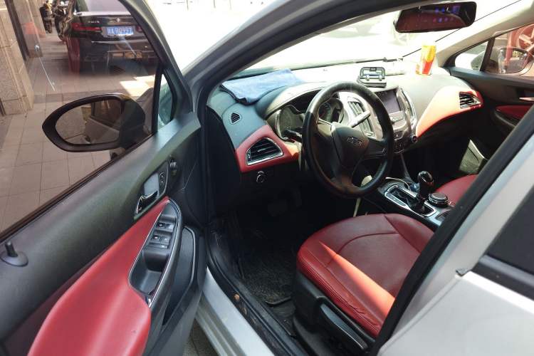 Used Chevrolet Cruze 2018 Redline 320 Automatic Pioneer Edition Driver Seat