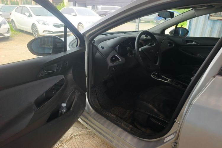 Used Chevrolet Cruze 2018 Redline 320 Automatic Pioneer Edition Driver Seat